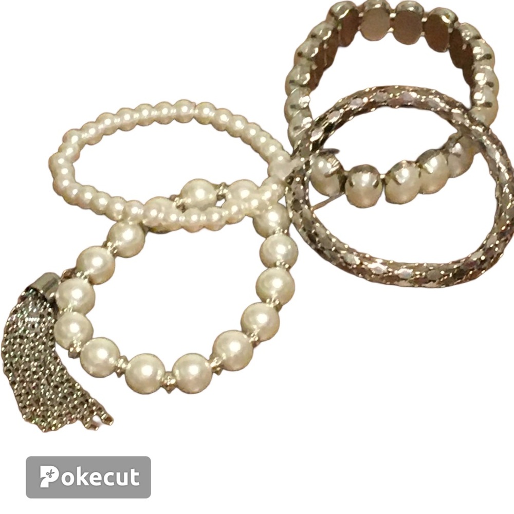 Bracelet 4 pc Gold color and faux pearls set